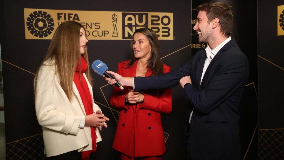 Además de robarse miradas con un icónico look red, se mostró emocionada y eufórica durante el encuentro de futbol