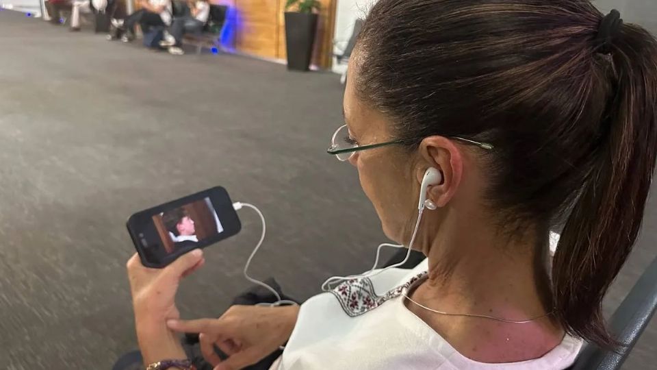 Claudia Sheinbaum escuchando 'Las Batallas' de Café Tacvba en el aeropuerto.