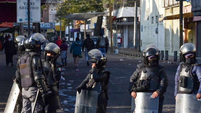 VIDEO: riña entre comerciantes termina en balacera en mercado de Toluca