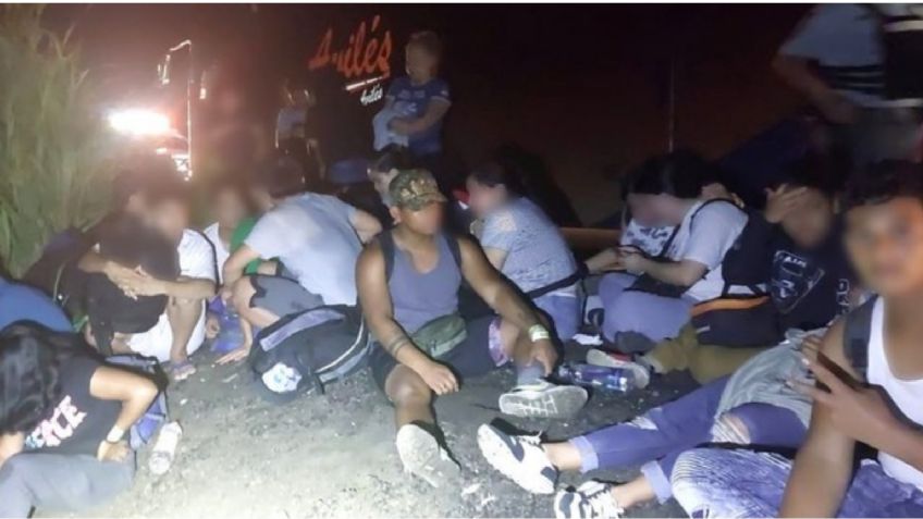 Se descarrila camioneta con 27 migrantes en Veracruz, iban encerrados