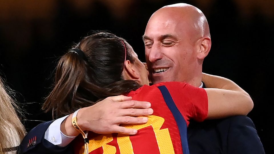 Durante la premiación a la selección española por su triunfo en el Mundial femenino, Rubiales besó a la fuerza a la futbolista Jenni Hermoso.