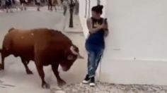 IMÁGENES FUERTES: mujer distraída en su celular es brutalmente embestida por un toro