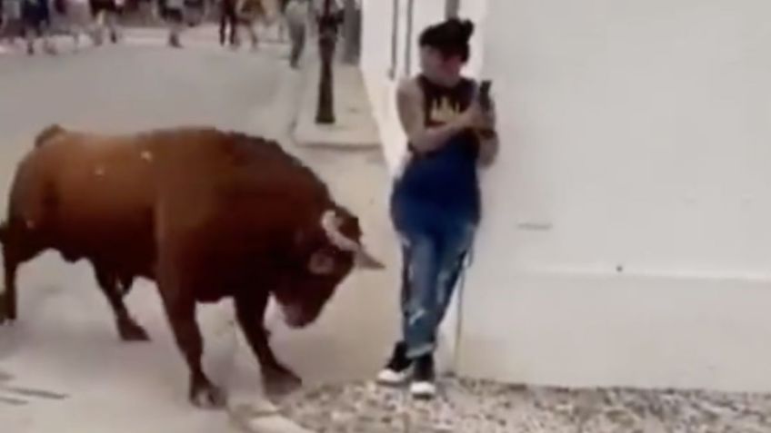 IMÁGENES FUERTES: mujer distraída en su celular es brutalmente embestida por un toro