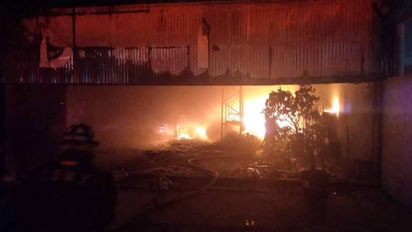 Reportan feroz incendio en un almacén de la Calzada Vallejo en CDMX: alternativas viales