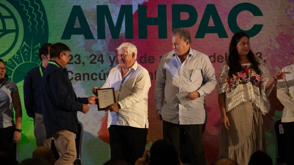 El secretario de Agricultura y Desarrollo Rural, Víctor Villalobos Arámbula, señaló que la agricultura protegida, climáticamente inteligente, responsable, inclusiva, dinámica y participativa ha demostrado ser una valiosa herramienta que brinda soluciones integrales