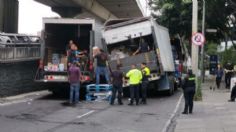 Caos vial en lateral de Anillo Periférico por accidente con dos camiones de carga