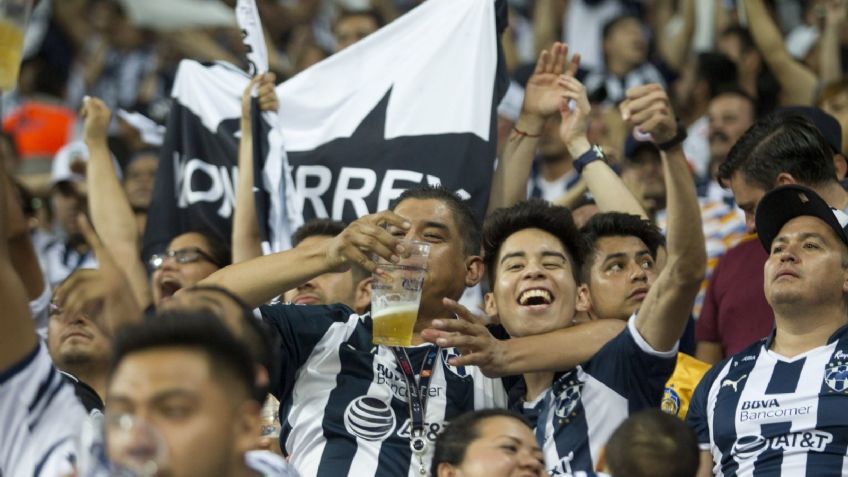 IMÁGENES FUERTES: aficionados de Rayados protagonizan brutal pelea tras derrota de Monterrey ante Cruz Azul