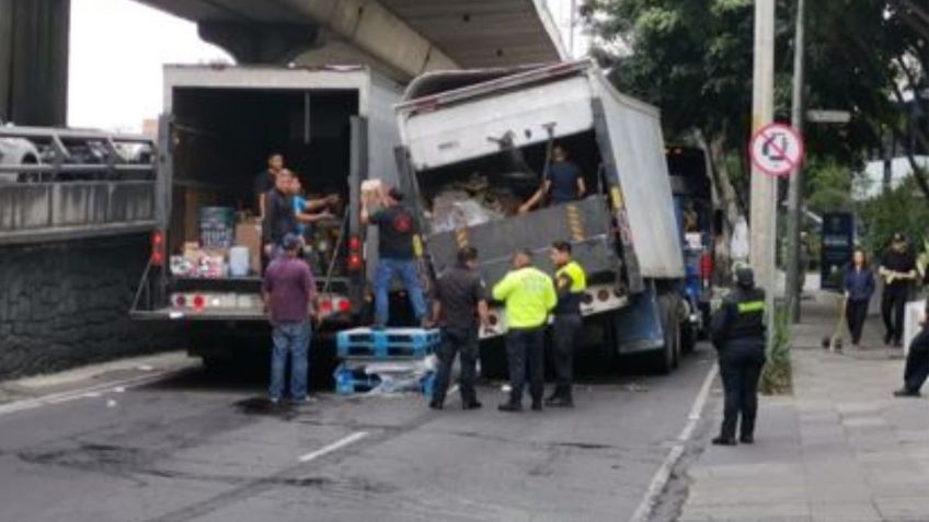 Caos vial en lateral de Anillo Periférico por accidente con dos camiones de carga