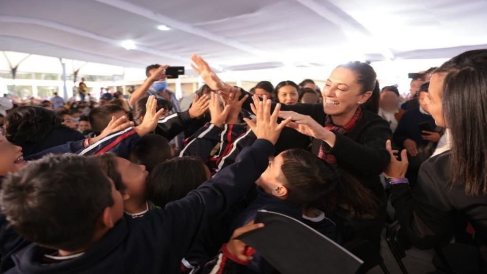 Claudia Sheinbaum durante una visita a una escuela en CDMX.