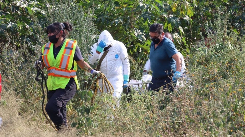 La pequeña caminaba sola en el borde de las aguas residuales.