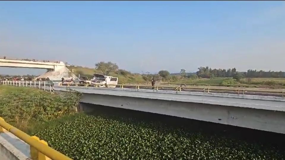 Ambas unidades colisionaron contra un vehículo que daba mantenimiento a la carretera de cuota.