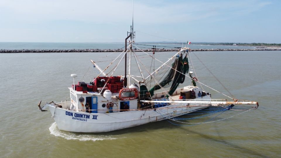 Decenas de trabajadores relacionados con la pesca del camarón se ven afectados por la veda.