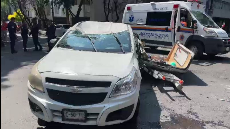 Los dos autos quedaron inservibles y tuvieron que ser remolcados tras el accidente