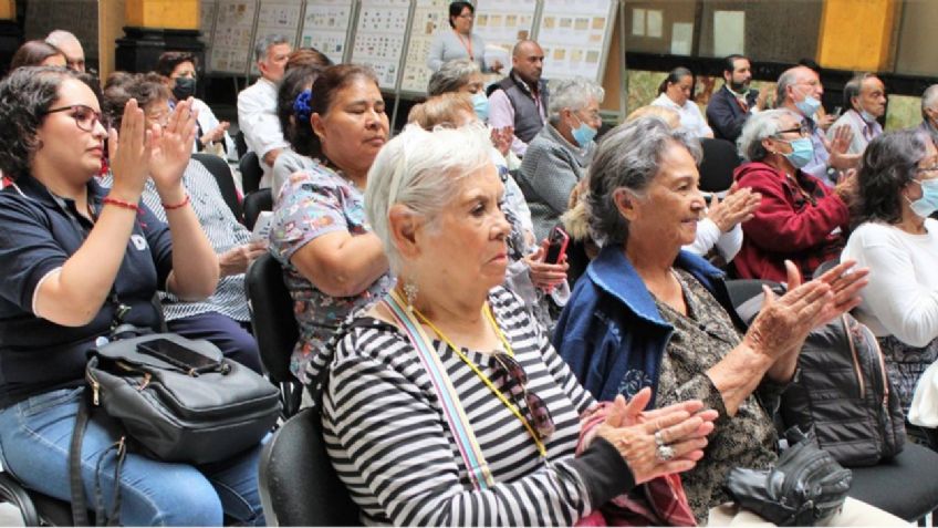 Correos de México celebra el Día del abuelo con el programa Pláticas a mano