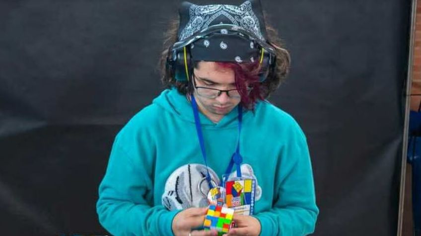 ¡Ve por las gafas! La increíble maniobra de un joven que resuelve Cubo Rubik en 3 segundos