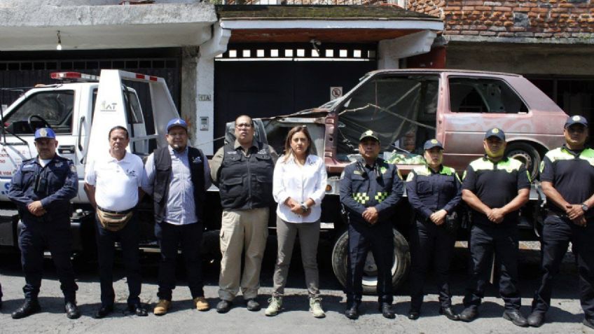 Alfa González retira autos chatarra en la alcaldía Tlalpan