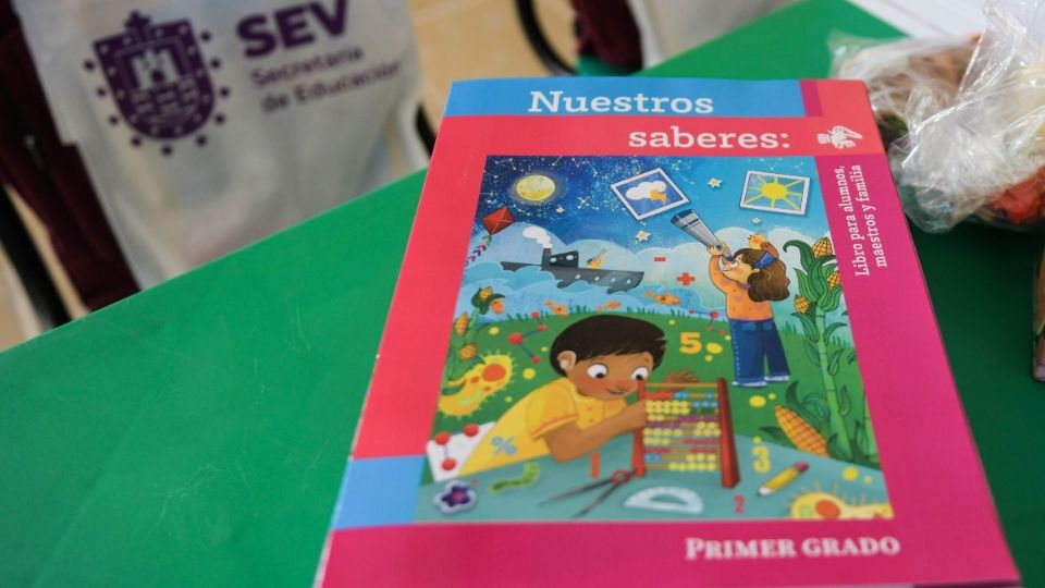 El mandatario federal agradeció a todas las autoridades, maestros y padres de familia porque se entregaron los libros.