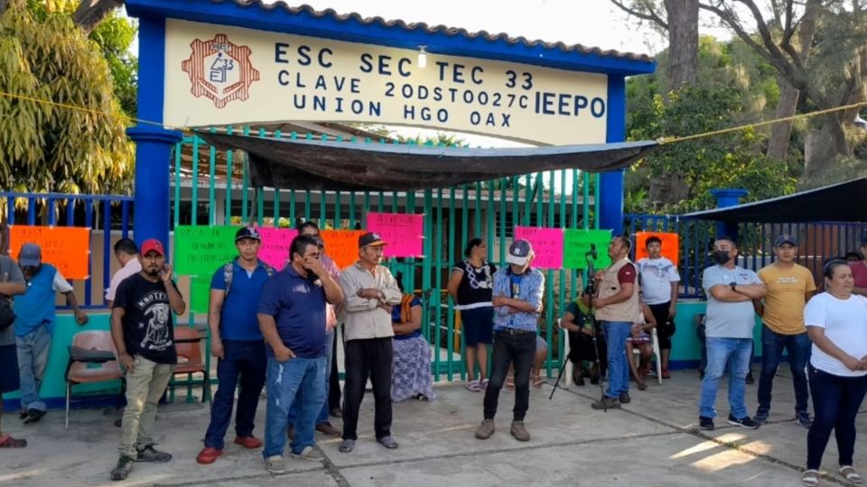 Un grupo de personas que resguardaba la protesta de la profesora, le impidió el paso a los estudiantes.