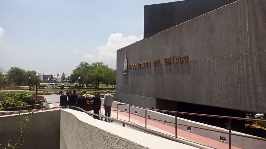 Rinden guardia de honor a director jurídico del Congreso de Nuevo León