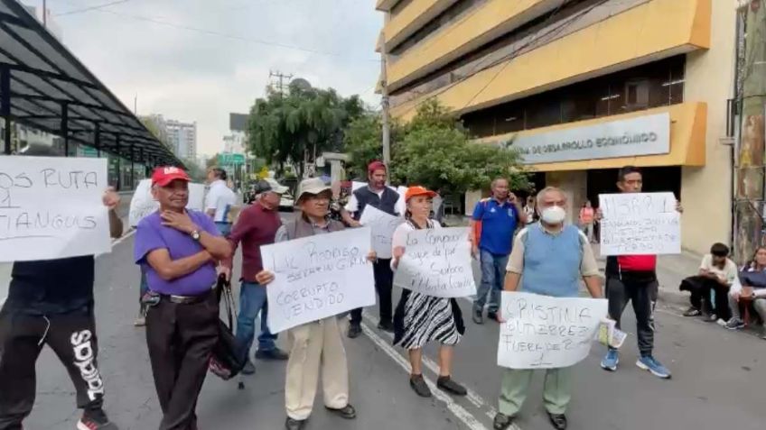 Bloqueo en Av. Cuauhtémoc: manifestantes desquician el tránsito a unos pasos de Metro Eugenia