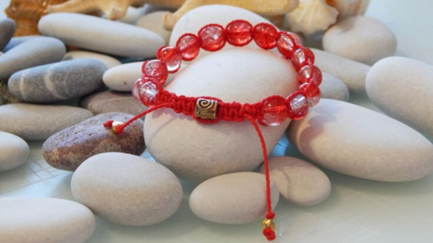 De acuerdo con el Feng Shui, en esta mano debes colocar tu pulsera roja de protección