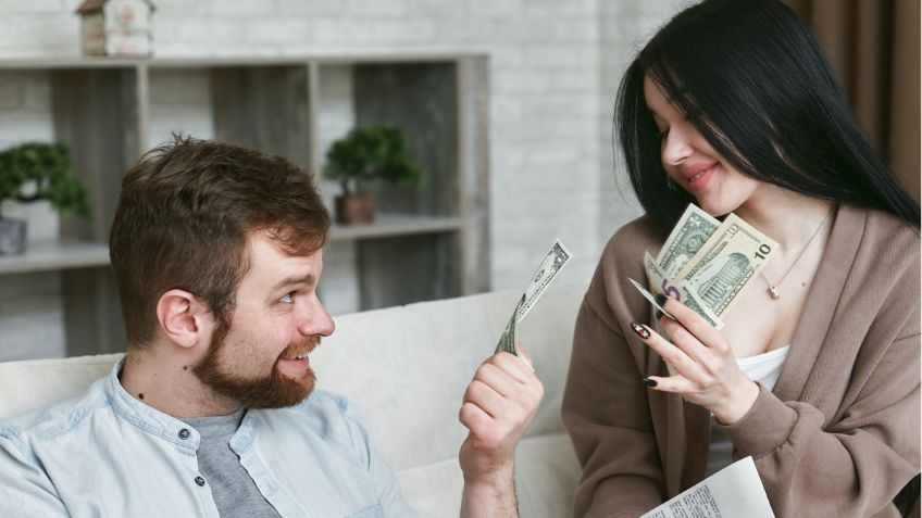 ¿Cuál es la única cosa que el dinero puede comprar para alcanzar la felicidad de pareja, según Harvard?