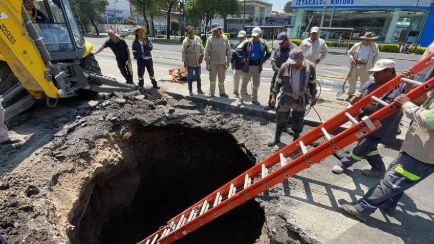 Un enorme socavón complica el tráfico en Eje 4 Sur y Plutarco Elías Calles