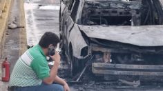 VIDEO: Un auto se incendia en Circuito Interior, su dueño trató de apagarlo, pero no pudo evitar que se calcinara