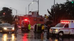 VIDEO: Combi choca y vuelca en Iztacalco tras fuertes lluvias, hay al menos 9 heridos