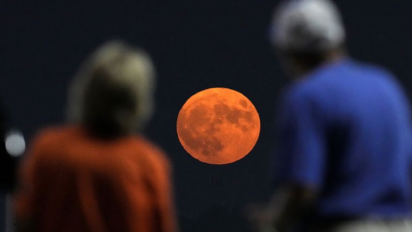 Las sorprendentes imágenes de la Superluna Azul de agosto en todo el mundo