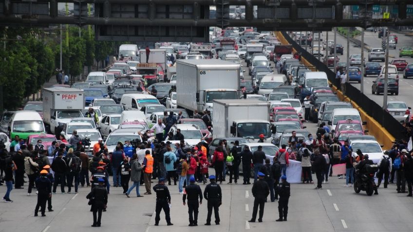 Manifestantes cierran terminal 1 del AICM y provocan caos, alternativas viales