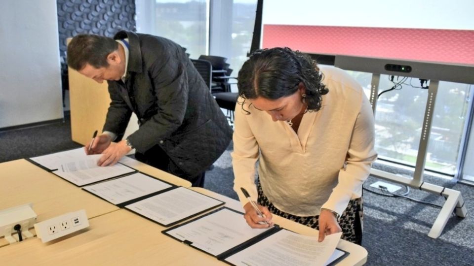 El titular de la Sedeco durante la firma del convenio con Amazon México.