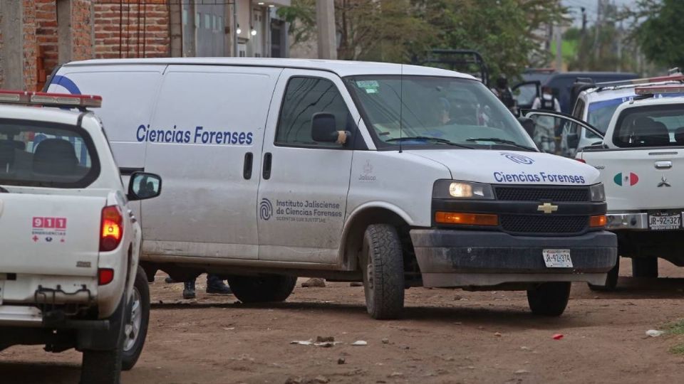 El Instituto Jalisciense de Ciencias Forenses acudieron a llevarse los cuerpos del hombre y la mujer torturados.