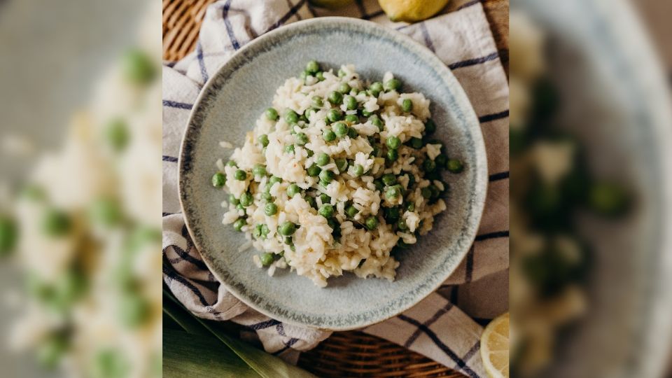 Enjuagar el arroz es clave para que te quede perfecto.