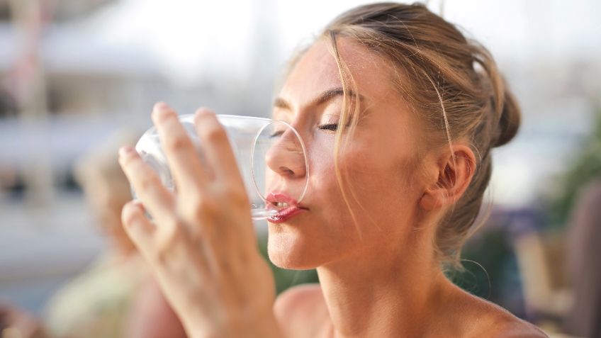 Bajar de peso y mejorar la digestión, son algunos de los beneficios que tiene tomar agua tibia en el desayuno