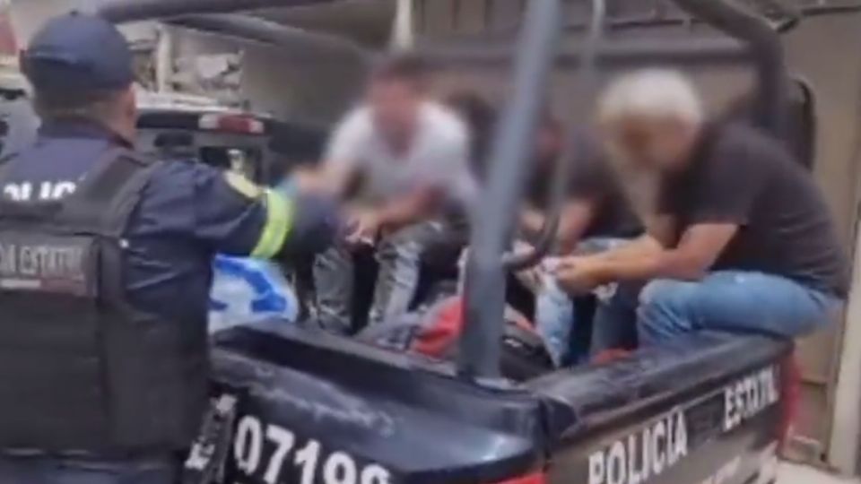 Los policías le ofrecieron comida y bebida a los migrantes antes de trasladarlos a Ecatepec.