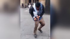 VIDEO: un hombre intenta prenderse fuego en pleno Zócalo, así fue rescatado