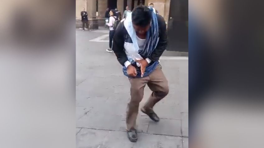 VIDEO: un hombre intenta prenderse fuego en pleno Zócalo, así fue rescatado