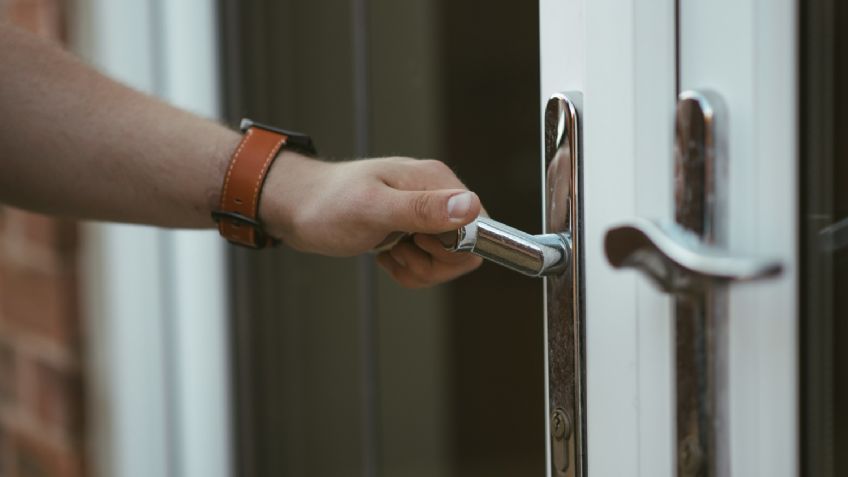 Mantén la respiración antes de saber por qué cada vez más personas colocan una hoja de laurel en la puerta de su casa