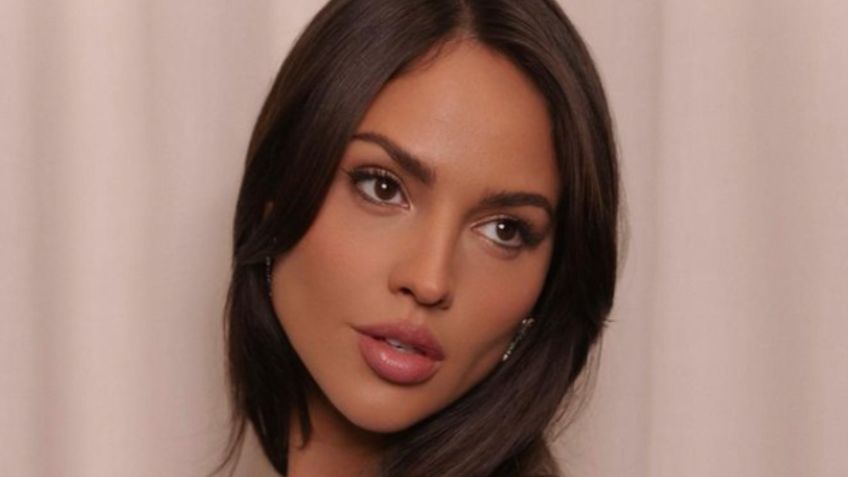 Frente al espejo, Eiza González presume su belleza en entallado minivestido negro: FOTOS