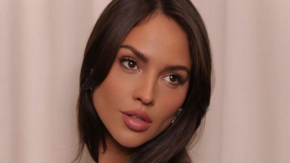 Eiza González derrocha elegancia y sensualidad con ajustado minivestido negro