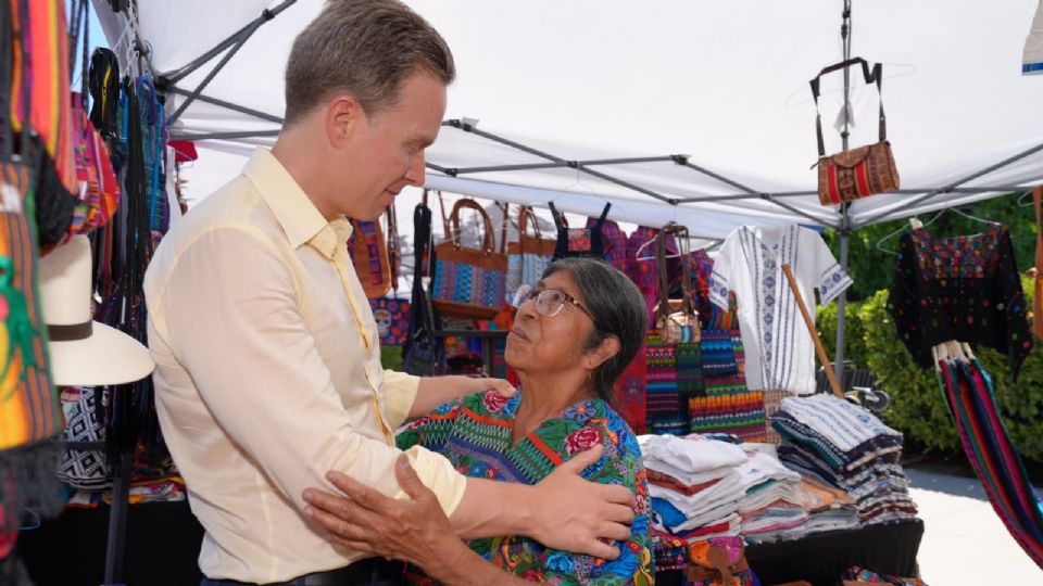 En este sitio recorrió uno a uno los puestos donde los artesanos venden sus productos y platicó con cada una cada uno de ellos