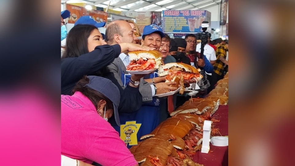 Rompieron el récord de la torta más grande del mundo, llegando hasta 75 metros de longitud