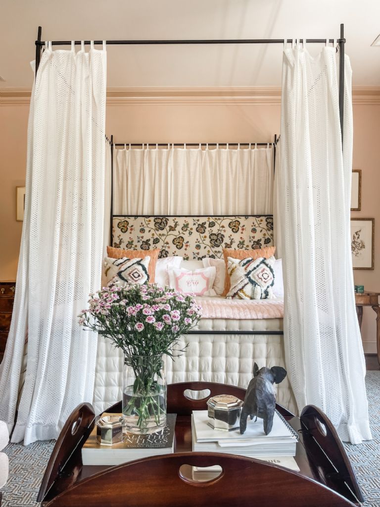 cama con dosel cortinas blancas