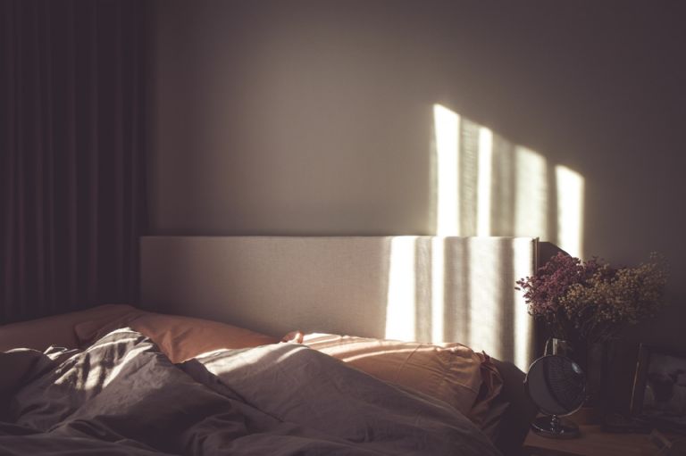 Las cortinas regulan el paso de luz en una habitacion