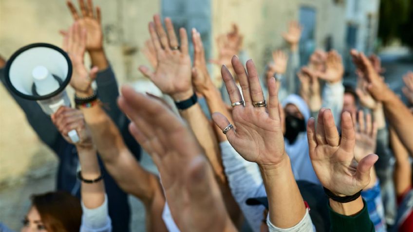 Mujeres sin playera protestan por la construcción de un puente en Tuxtla Gutiérrez: "No habrá un paso hacia atrás"