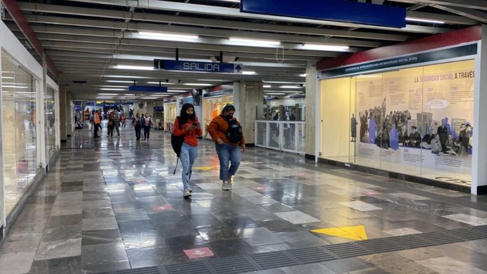 Usuarios del Metro reportan retrasos en las líneas 7 y 3.