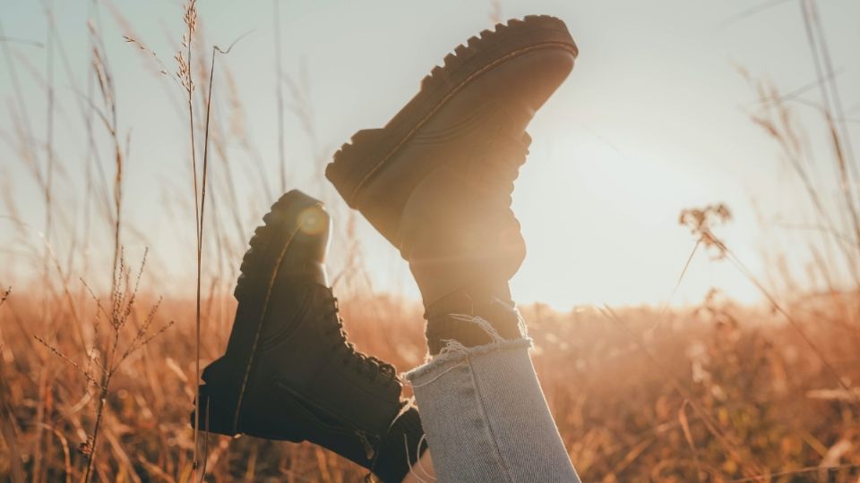 Looks elegantes y románticos de otoño con botas de suela track