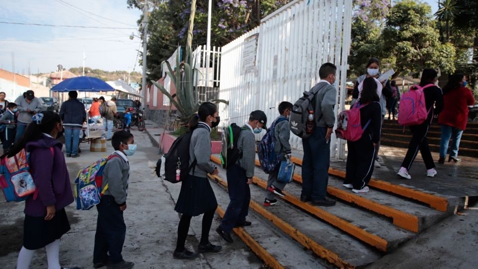 Es una señal cuando el menor suele reusarse a hacer actividades de la escuela, como tareas y actividades que asocie con el lugar donde está siendo violentado