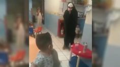 VIDEO: graban a supuesta maestra de kinder aterrando a niños con escalofriante disfraz en Jalisco